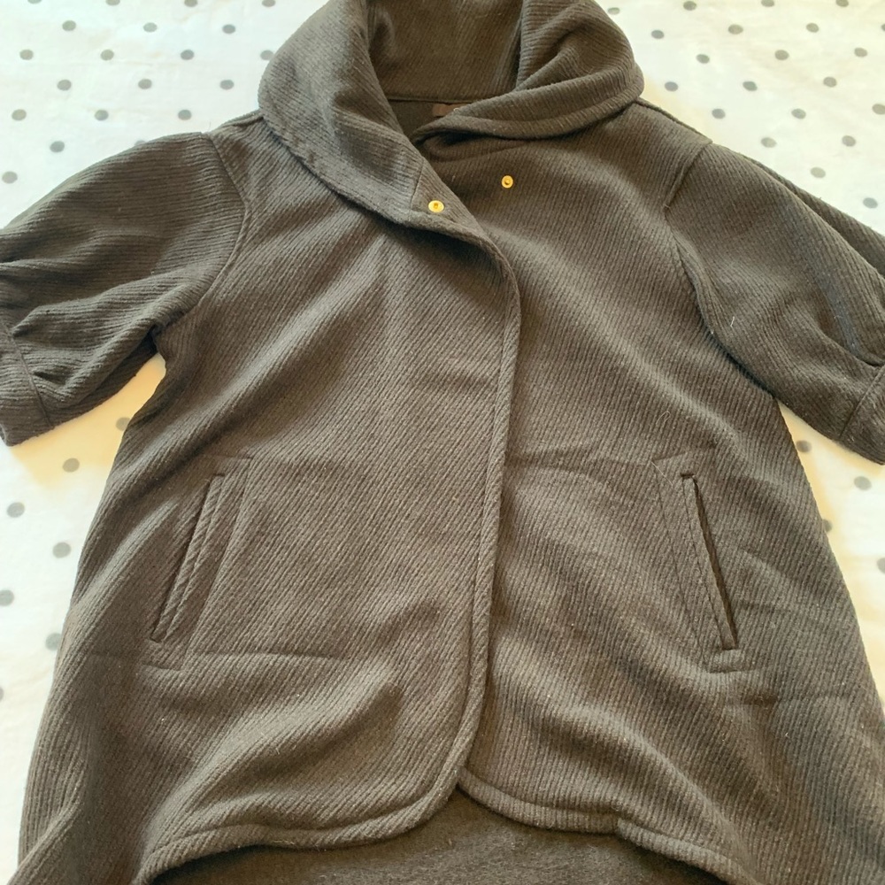 Short sleeve cape-style overcoat
